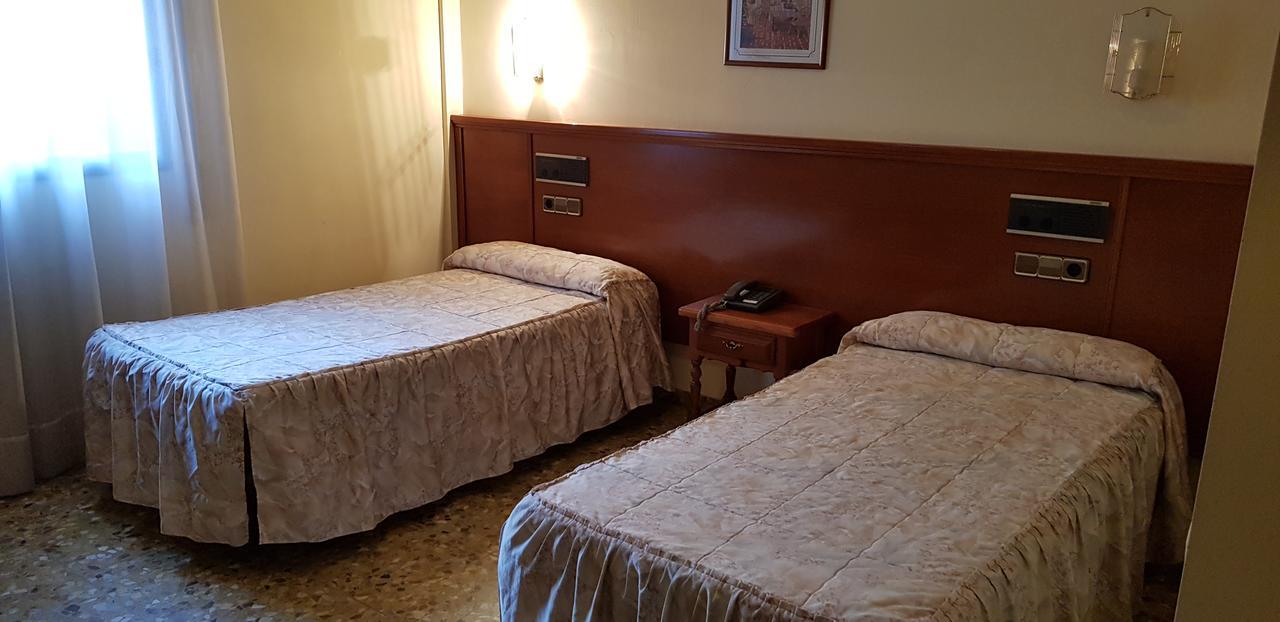 Hotel Reina Isabel Lleida Esterno foto